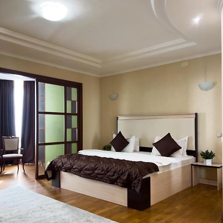 Apartment 5 Almaty Esterno foto