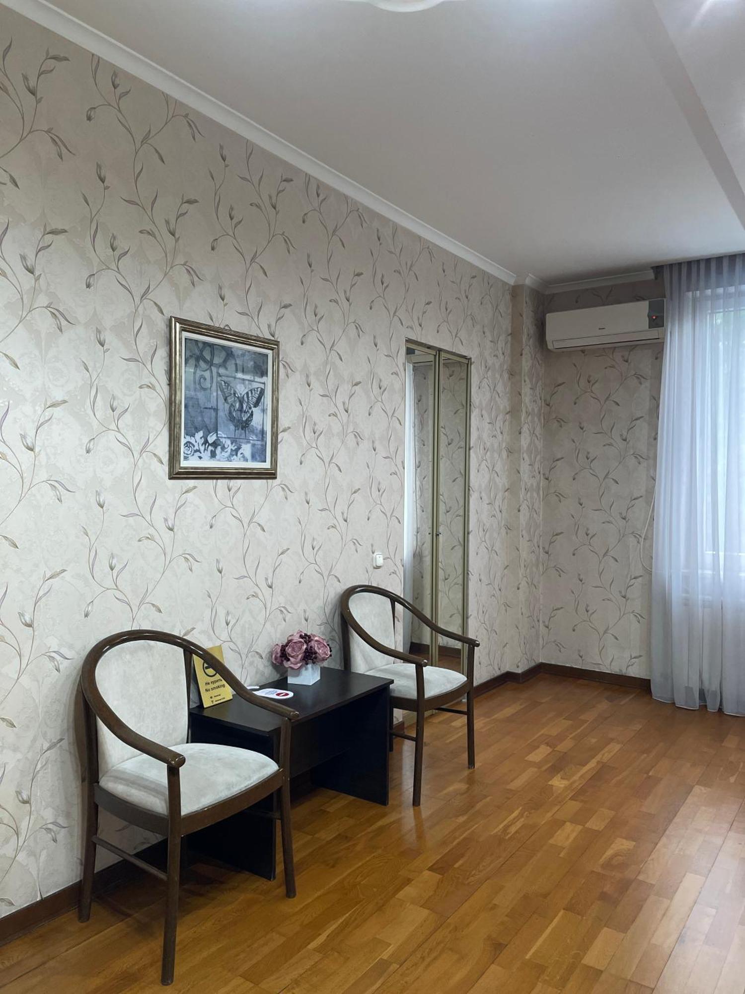Apartment 5 Almaty Esterno foto