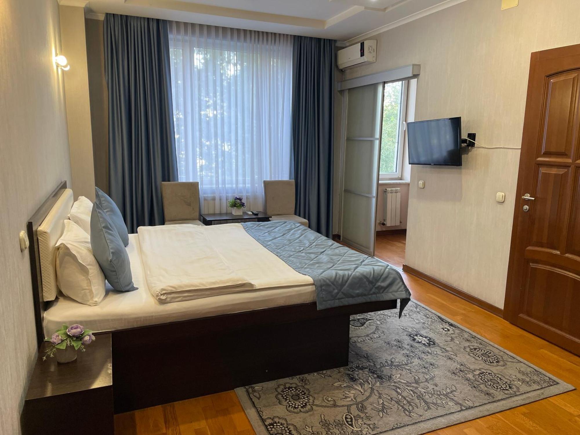 Apartment 5 Almaty Esterno foto